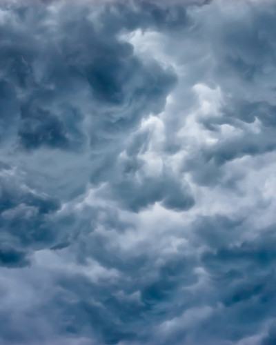 Fototapet Cumulus, cu nori pufosi pe un fundal albastru delicat, in interiorul unei camere de dining