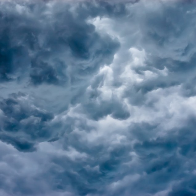 Fototapet Cumulus, cu nori pufosi pe un fundal albastru delicat, in interiorul unei camere de dining