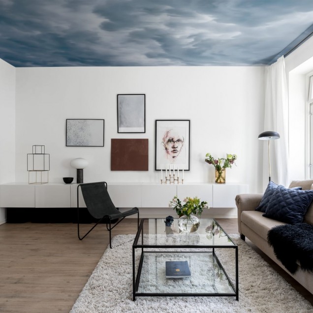 Fototapet Cumulus, cu nori pufosi pe un fundal albastru delicat, in interiorul unei camere de dining