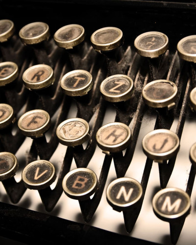 Tapet vintage cu tastatura unei masini de scris vechi