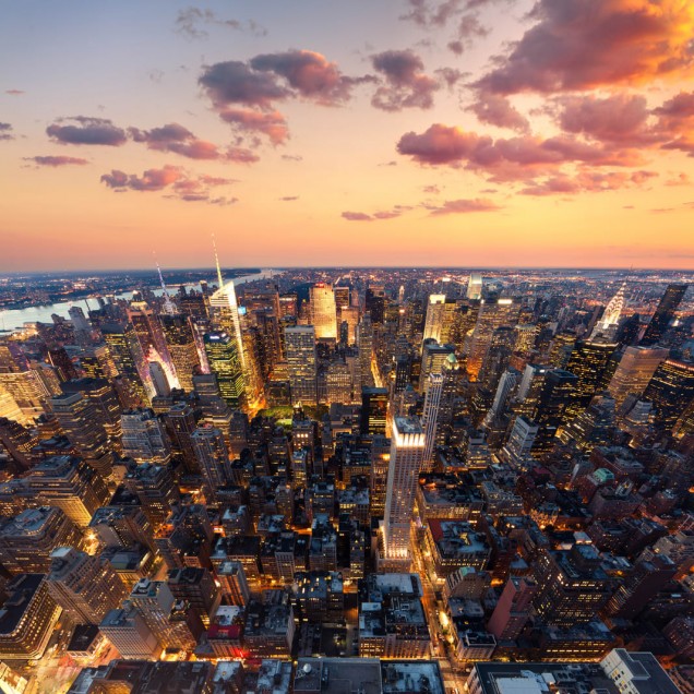 Un Cityscape modern cu cladiri inalte, strazi luminoase si un cer senin, perfect pentru livinguri, dormitoare sau birouri.
