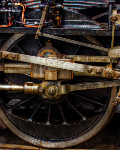 Tapet Train - Roata de tren industrială pe un perete