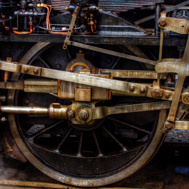 Tapet Train - Roata de tren industrială pe un perete
