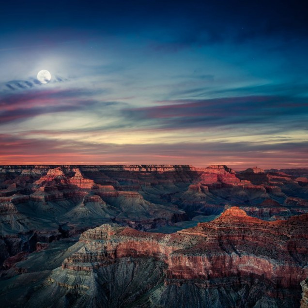 Tapet Grand Canyon cu o priveliste spectaculoasa a canionului, in culori calde de apus.
