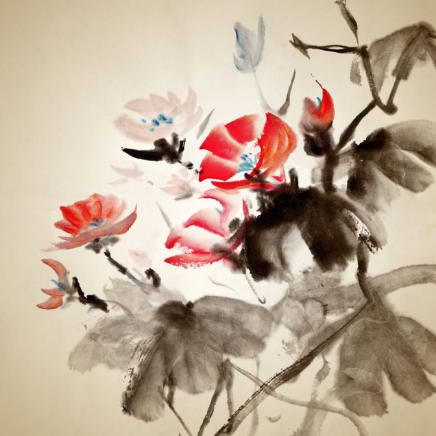 Tapet floral cu design asiatic unic, cu flori delicate în tonuri de roșu, roz și gri, pe un fundal crem.