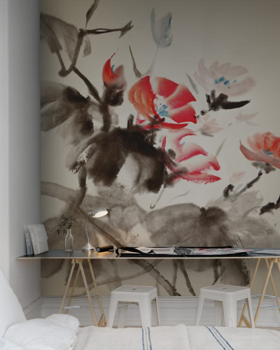 Tapet floral cu design asiatic unic, cu flori delicate în tonuri de roșu, roz și gri, pe un fundal crem.