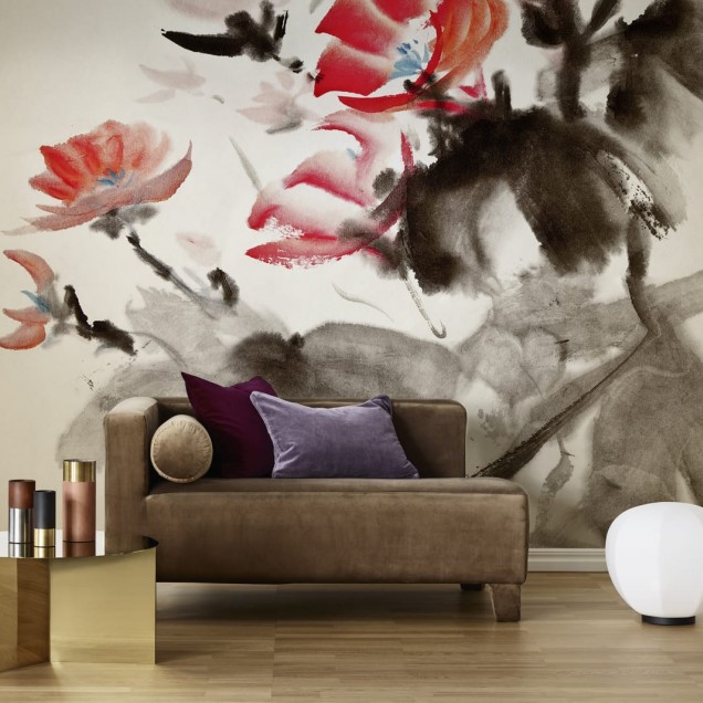 Tapet floral cu design asiatic unic, cu flori delicate în tonuri de roșu, roz și gri, pe un fundal crem.