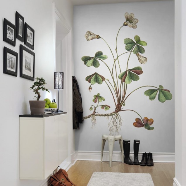 Tapet cu un design botanic cu flori și frunze verzi pe fundal alb.