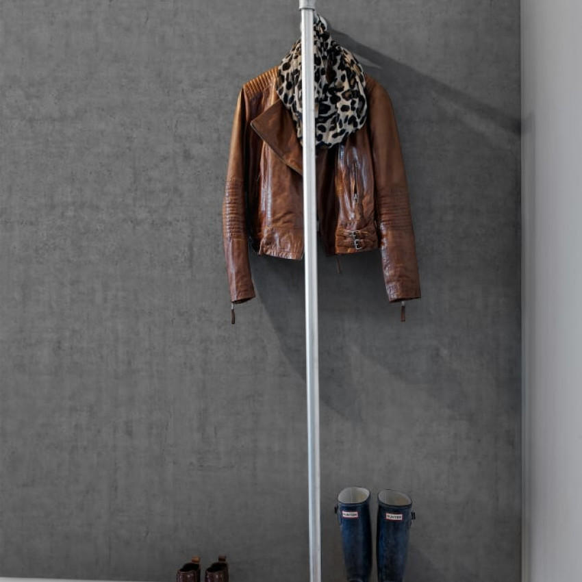 Tapet cu aspect de beton gri deschis, in livingul unei case modern decorate in stil minimalist.