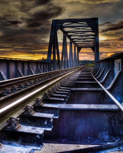 Tapet Railroad, cu o perspectivă unică a unei căi ferate, cu nuanțe de gri și albastru