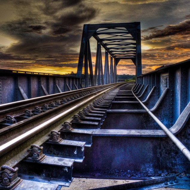 Tapet Railroad, cu o perspectivă unică a unei căi ferate, cu nuanțe de gri și albastru