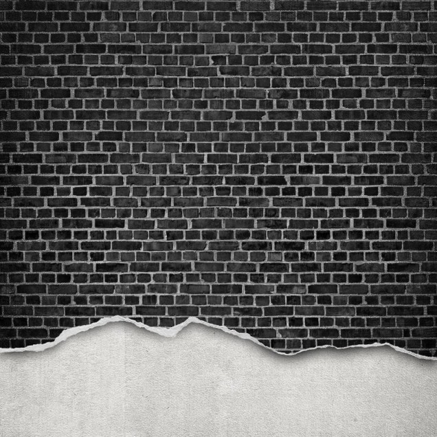 Tapet Well-Worn Brick Wall, Black, cu un perete din cărămidă uzat de culoare neagră, pentru un design industrial modern.