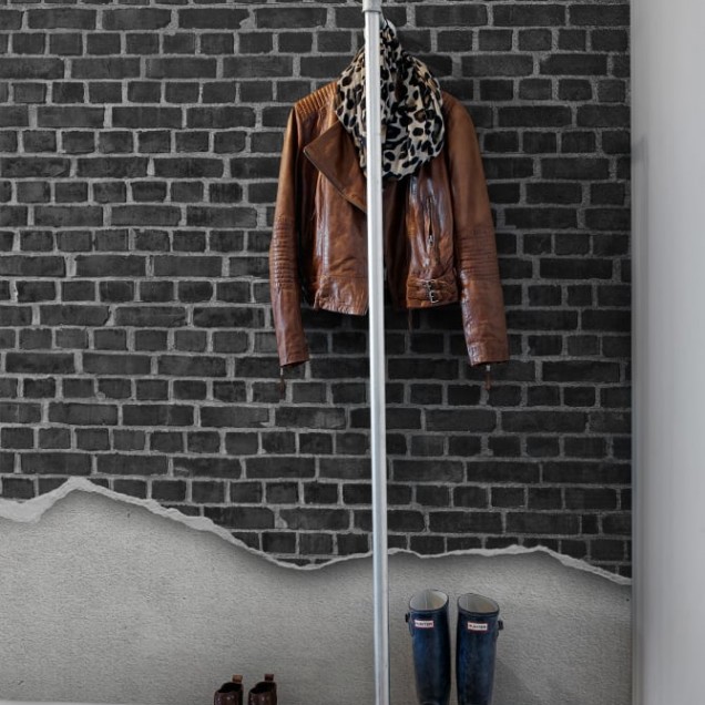 Tapet Well-Worn Brick Wall, Black, cu un perete din cărămidă uzat de culoare neagră, pentru un design industrial modern.