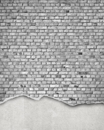 Wallpaper cu aspect de zid din cărămidă uzată, alb. Imaginea prezintă un living cu un canapea și o fotoliu, un covor și un lampadar.
