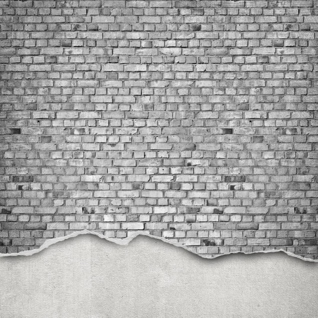 Wallpaper cu aspect de zid din cărămidă uzată, alb. Imaginea prezintă un living cu un canapea și o fotoliu, un covor și un lampadar.