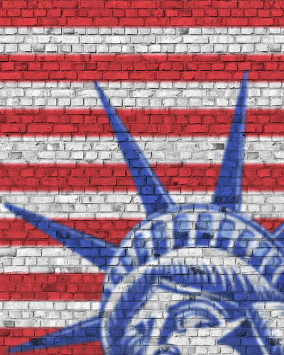 Imagine de perete cu un zid de cărămidă cu drapel american și Statuia Libertății.