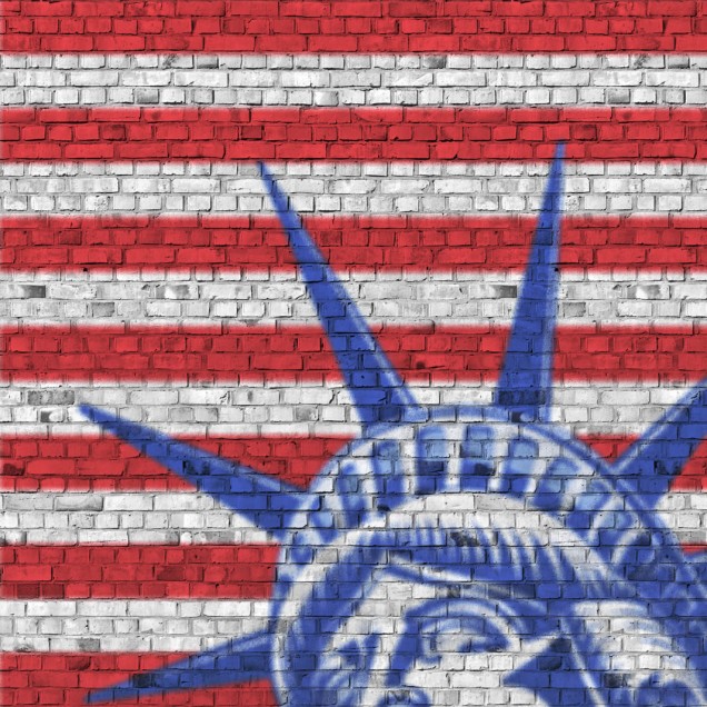 Imagine de perete cu un zid de cărămidă cu drapel american și Statuia Libertății.