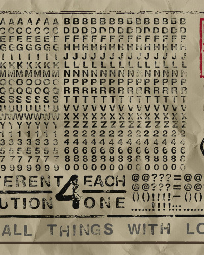 Tapet cu design Rubber Stamp, wide, cu litere si numere stampilate in negru pe un fundal beige.