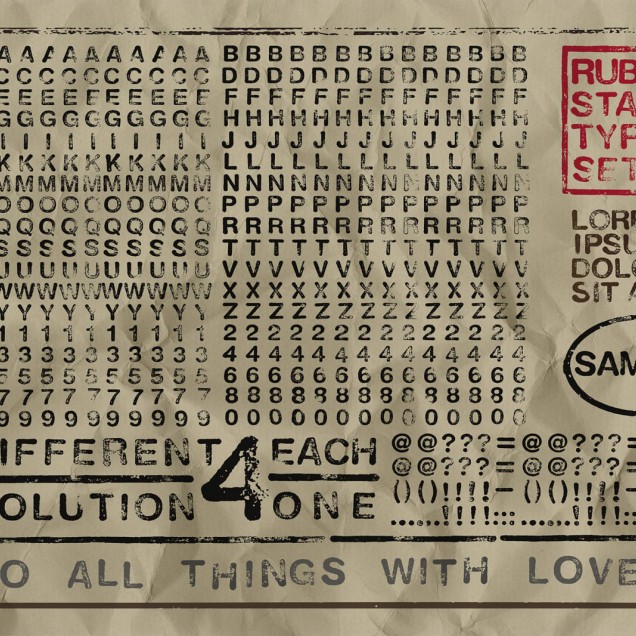 Tapet cu design Rubber Stamp, wide, cu litere si numere stampilate in negru pe un fundal beige.