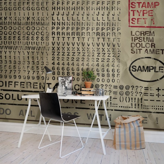 Tapet cu design Rubber Stamp, wide, cu litere si numere stampilate in negru pe un fundal beige.