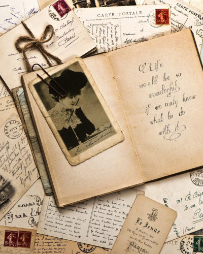 Tapet modern vintage cu scrisori și fotografii vechi. Ideal pentru dormitor.