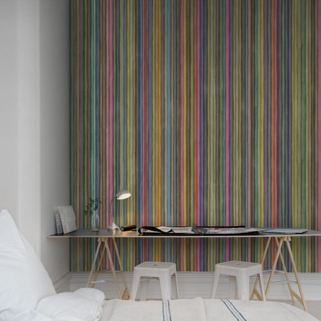 Tapet cu dungi colorate, perfect pentru a adăuga un element de design dinamic și modern pereților din camera dumneavoastră.