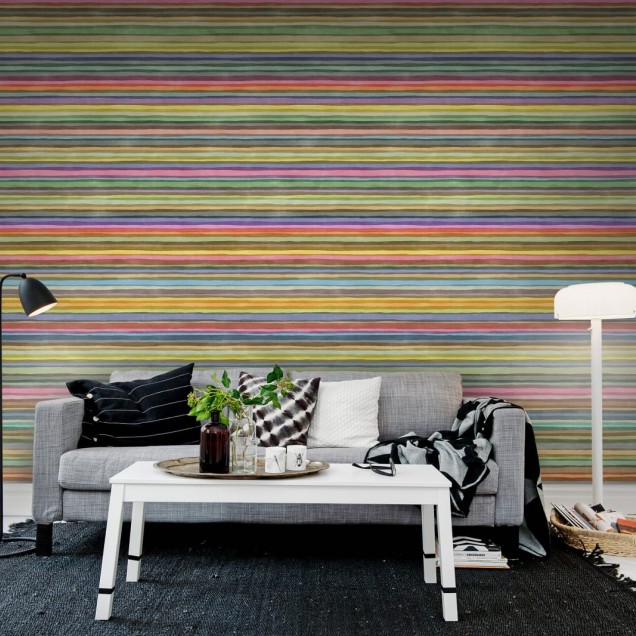 Tapet cu dungi colorate, perfect pentru a adăuga un element de design dinamic și modern pereților din camera dumneavoastră.