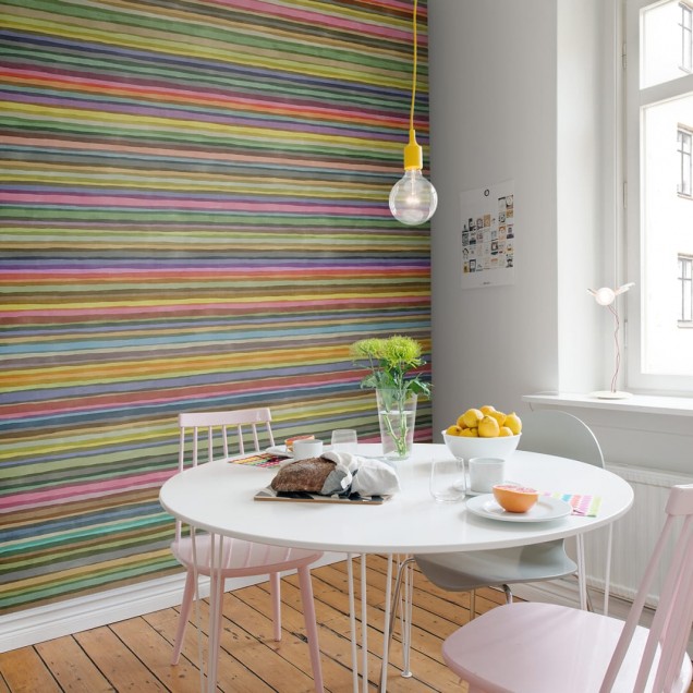Tapet cu dungi colorate, perfect pentru a adăuga un element de design dinamic și modern pereților din camera dumneavoastră.