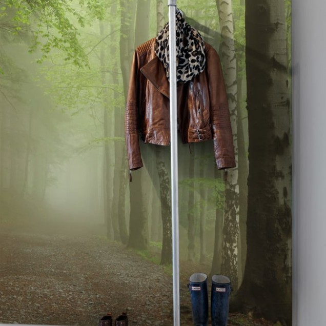 Forest Path tapet - o cale ascunsă printre copaci înverziți, învăluită în ceață de dimineață.