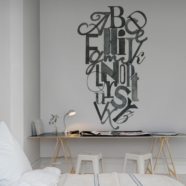 Tapet modern cu litere grafice, design sofisticat, perfect pentru decorarea peretilor.