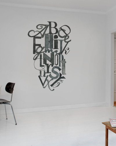 Tapet modern cu litere grafice, design sofisticat, perfect pentru decorarea peretilor.