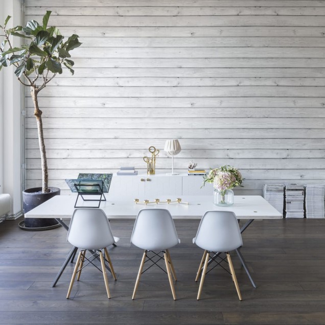 Tapet 3D cu aspect de lemn alb, cu textura reala, pentru un aspect rustic si elegant.