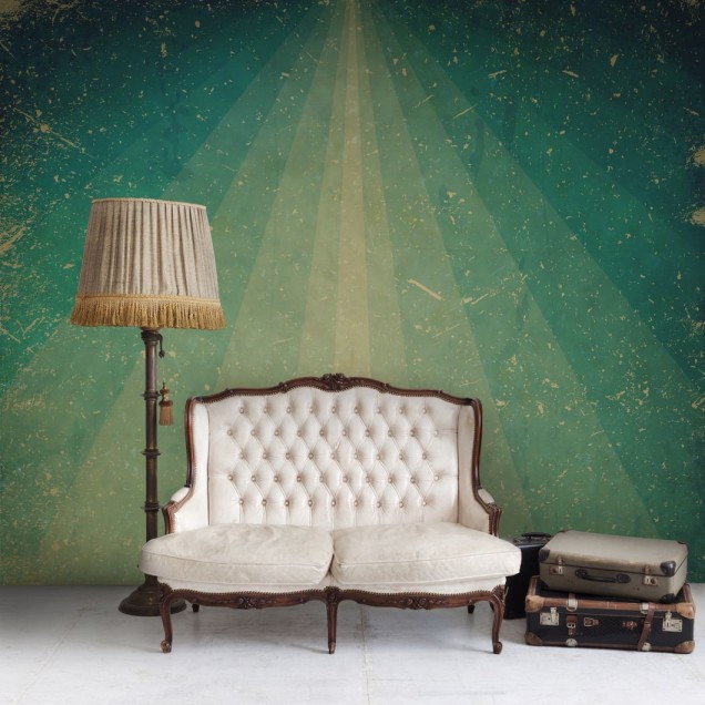 Tapet cu design vintage, cu linii curbe și culori pastelate, într-un living amenajat modern