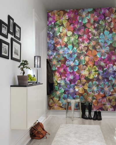 Tapet floral cu flori multicolore, ideal pentru decorarea interioarelor.