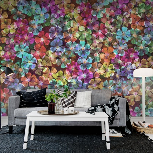 Tapet floral cu flori multicolore, ideal pentru decorarea interioarelor.