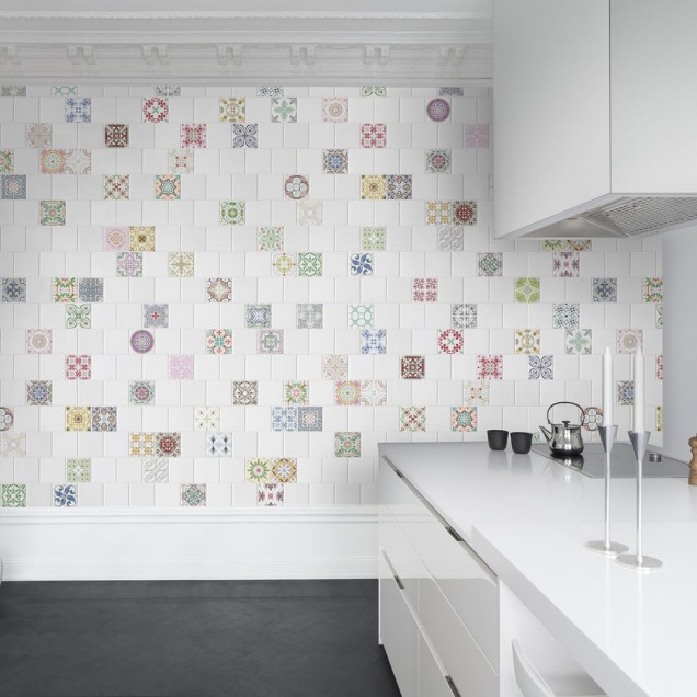 Wallpaper cu model geometric vintage, cu accente de culoare vibrante, decorand o bucatarie moderna cu masa si scaune roz