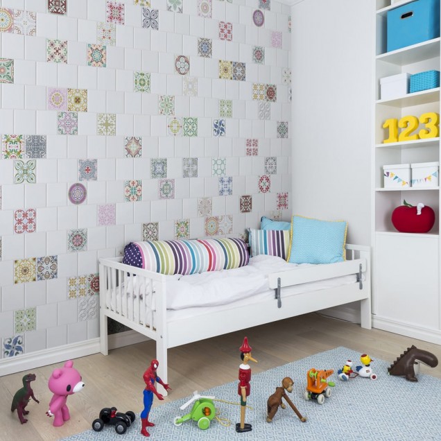 Wallpaper cu model geometric vintage, cu accente de culoare vibrante, decorand o bucatarie moderna cu masa si scaune roz