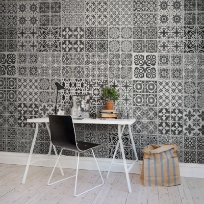 Tapet geometric cu model marocan in negru și alb, perfect pentru un accent contemporan in living, dormitor sau birou.