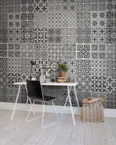 Tapet geometric cu model marocan in negru și alb, perfect pentru un accent contemporan in living, dormitor sau birou.