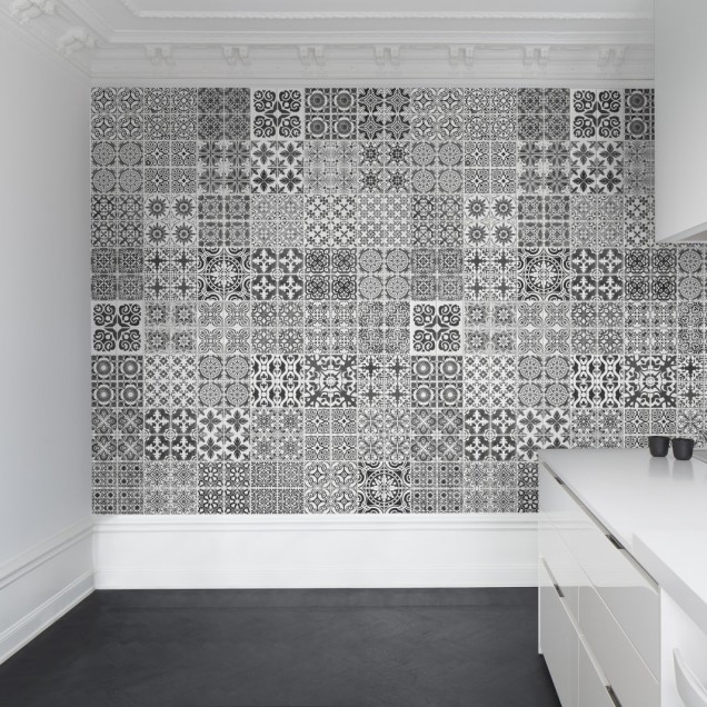 Tapet geometric cu model marocan in negru și alb, perfect pentru un accent contemporan in living, dormitor sau birou.