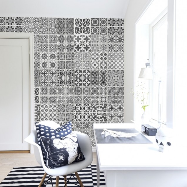 Tapet geometric cu model marocan in negru și alb, perfect pentru un accent contemporan in living, dormitor sau birou.