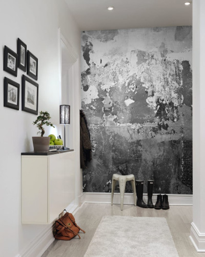 Tapet Charcoal cu aspect de beton expus, gri și alb, într-un hol modern.