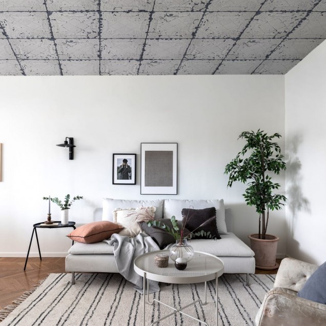 Tapet cu design industrial, cu un model de placi de tinea, in nuante de gri si alb.