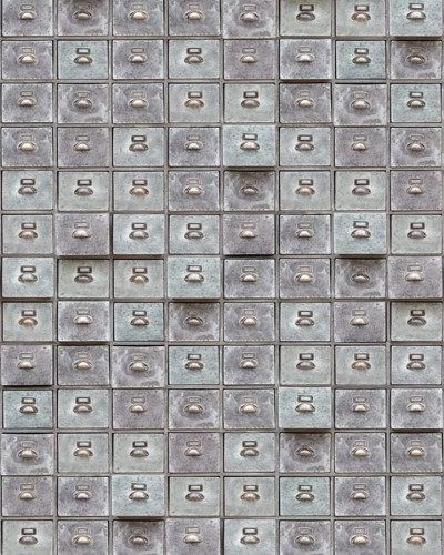 Tapet cu design vintage cu sertare metalice, ideal pentru un decor industrial.