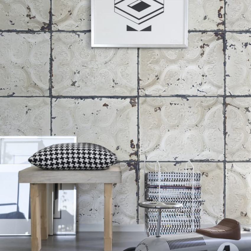 Tapet industrial cu aspect rustic din plăci de tablă, cu finisaje ruginite.