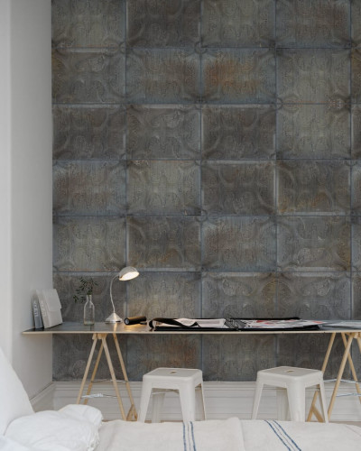 Tapet industrial cu aspect rustic din plăci de tablă, cu finisaje ruginite.