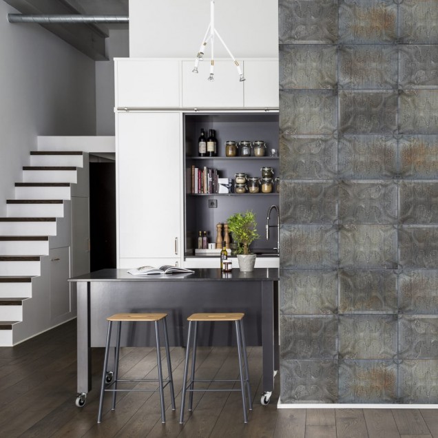 Tapet industrial cu aspect rustic din plăci de tablă, cu finisaje ruginite.