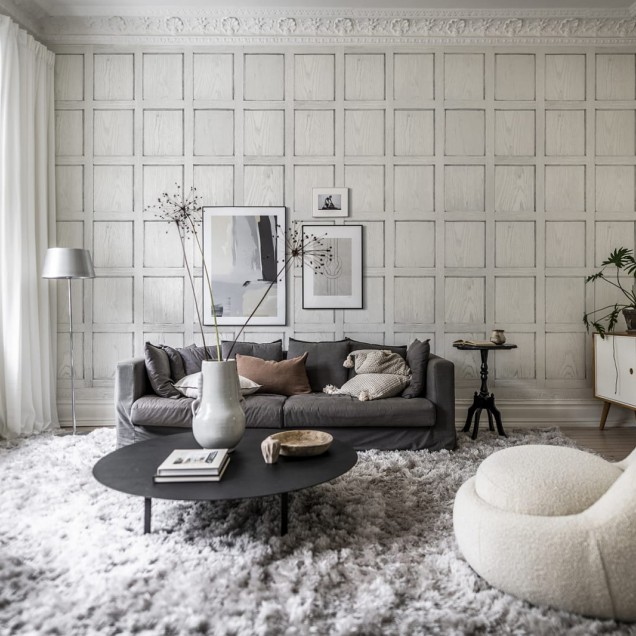 Tapet 3D cu panouri albe în design minimalist, prezentat într-un dormitor cu patul aranjat cu lenjerie de pat gri și roz.