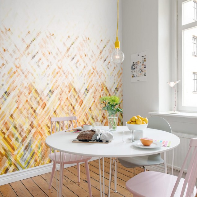 Tapet geometric Dream Weaver, cu design modern și culori calde de galben și alb.