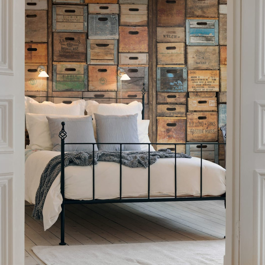 Tapet cutii vintage, design industrial urban, cutii din lemn, aspect eclectic, texturi autentice, tonuri calde